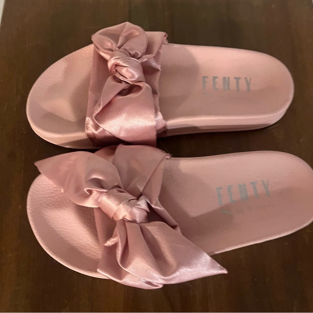 Slides Fenty! - Picture 2 of 5